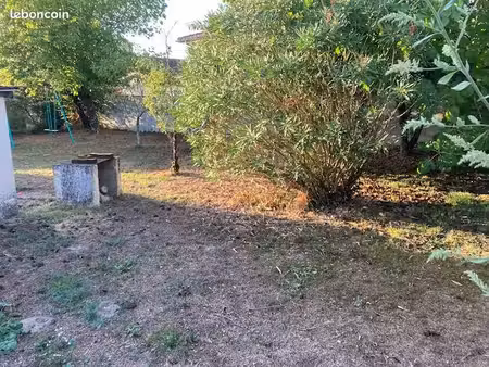 terrain à batir de 840m2 arboré   viabilisé et divisible - libre de constructeur