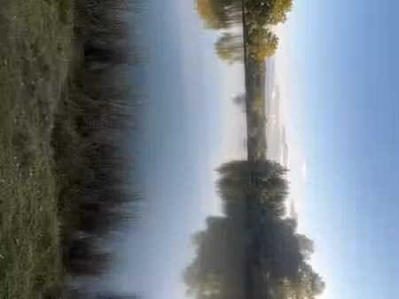 terrain de loisirs avec étang