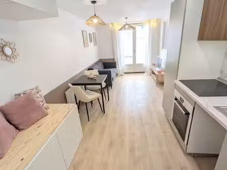beau t2 renové au centre + terrasse