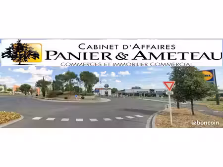 boutique 1300 m² st cyr sur loire