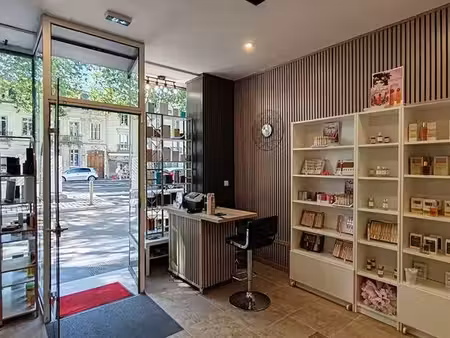 local commercial 79 m² tours