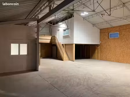 a louer cellule atelier 220m²+ bureaux 35m² + parking /stockage 400m²
