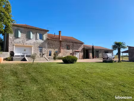 maison de maître en pierres dans un écrin de nature unique