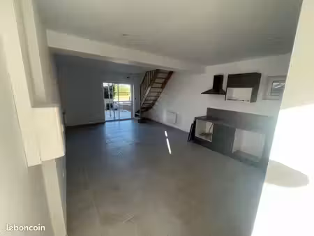 maison avec terrasse et terrain