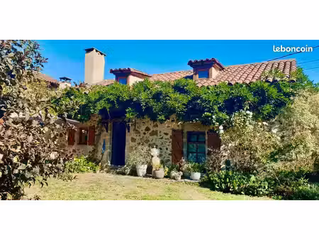 ravissante maison en pierres et ses dependances avec vue magnifique  au calme  env de fige