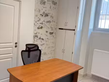 loue bureau avec grand volume de rangement et cachet près de la place mellinet