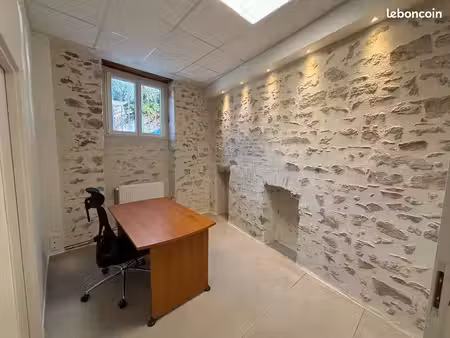 loue bureau avec le charme de la pierre & ambiance chaleureuse  à côté de la place melline