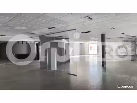 local commercial 1 650 m²