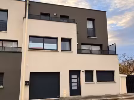 maison moderne récente de 2023