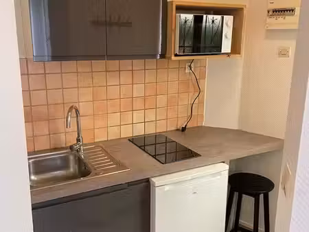 studio meublé rez-de-chaussée avec cour privative