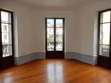 type 2 de 55 m² à louer à aix les bains  2 avenue du petit port  au 1er étage  avec balcon