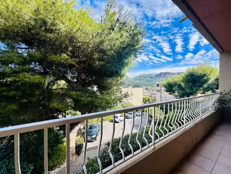 cassis secteur la viguerie : t2 traversant avec terrasse
