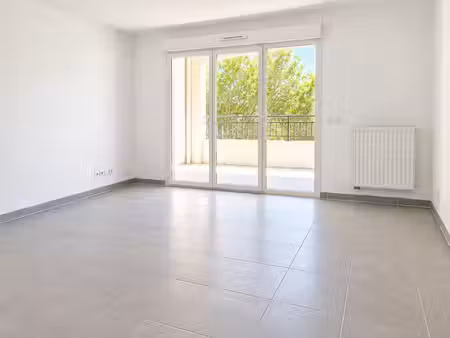 t3 avec balcon et garage à toulon résidence parc saint jean