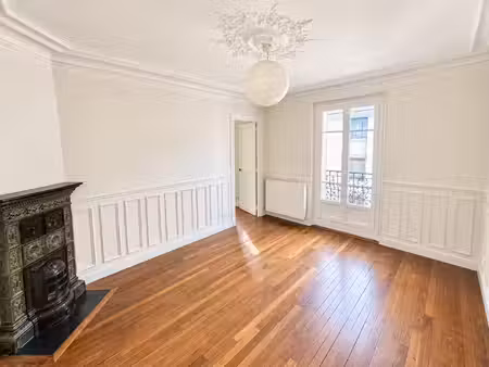 3 pièces 58 m2 balcon - parquet  moulures et cheminee