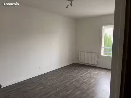studio avec place de parking sécurisée