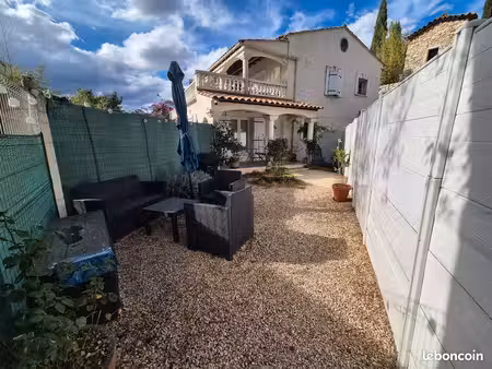 rez de chaussée dans maison de village récente