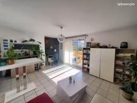 beau t2 meublé et traversant 47m²