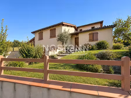à vendre maison à auch  calme  jardin  terrasse  garage et véranda.