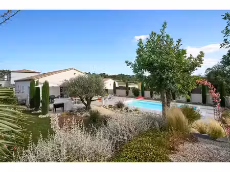 villa de plain-pied de 104 m² avec piscine chauffée et jardin paysager à 15 minutes au sud