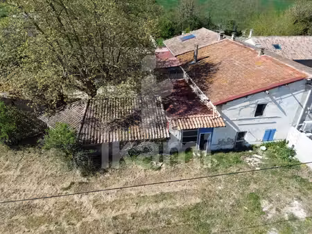 ancienne ferme à rénover d'environ 200 m2 avec dépendances 