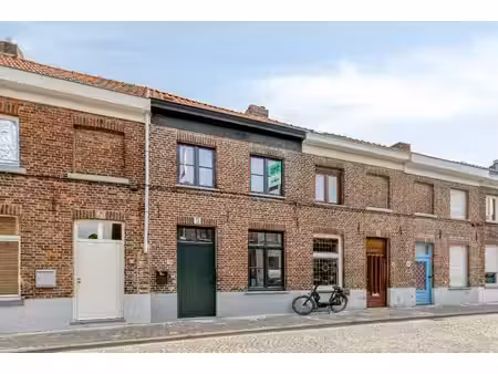 vernieuwde woning met gezellige tuin langs de brugse vesten