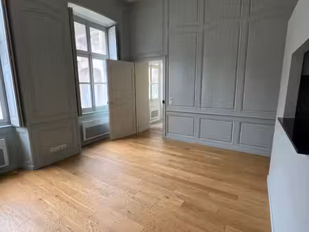 t2 à louer dans immeuble historique du centre ville réhabilité