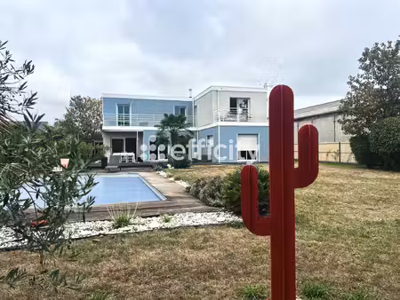 maison 7 pièces - 250 m²