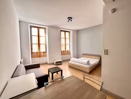 foix - à louer - studio au 1er etage meublé avec cours privative