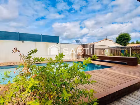 belle maison lumineuse avec piscine chauffée