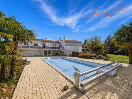 312 m² / parc 5 600 m² / piscine chauffée / 4 chambres + bureau / dpe c