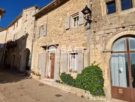 maison de village en pierre avec cour intérieur