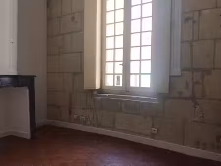 studio lumineux dans le centre d'arles pres de l'avenue de la republique