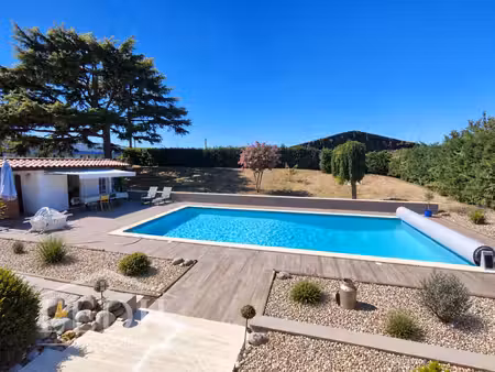 maison traditionnelle lumineuse et beaux volumes