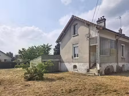 maison semi mitoyenne 3pièces avec jardin et garage à rénover  proche de toutes commodités