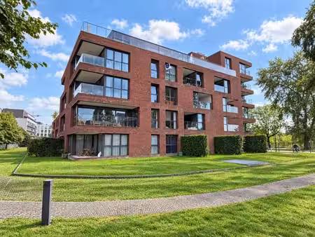 lichtrijk hoekappartement met terras nabij watersportbaan