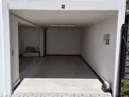 afgesloten carport in het centrum van oostkamp