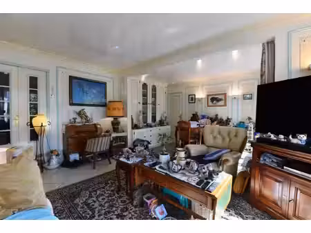 grand appartement de cinq pièces! ravalement réglé par les propriétaires!!