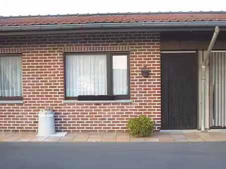 studio op het gelijkvloers op een binnenplein met een aparte slaapkamer.