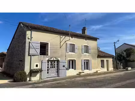 maison en pierre de trois chambres avec annexe et jardin clos