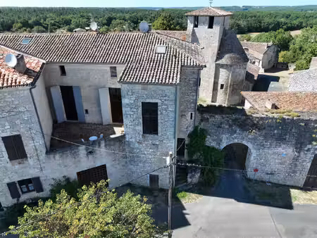 château d'exception au cœur d'un village historique