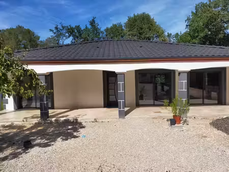 venez découvrir cette agréable maison récente de plan pied sur un terrain de 2035 m2 en...