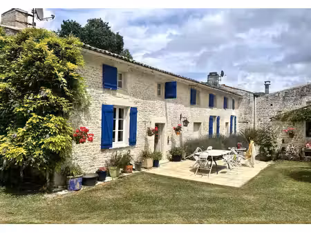 charentaise de caractère avec piscine  étang et parc arboré