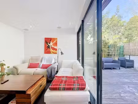 102 m²  un patio  trois chambres et la voiture juste en face