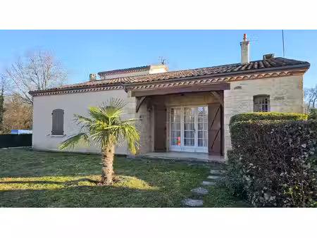 belle villa en pierre au bord de la rivière