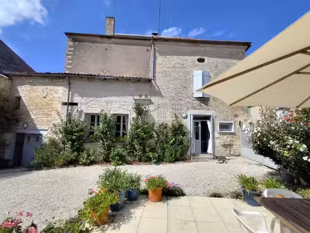 jolie maison de village de quatre chambres avec grand jardin et grange  au cœur de tusson