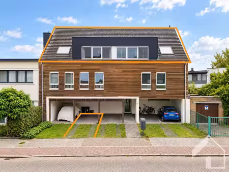 ruim dakappartement met groot terras en staanplaats