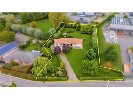 ruime open bebouwing op een perceel van 2.810 m² veel potentieel en prachtige tuin