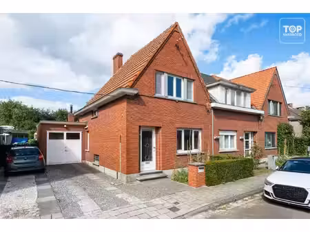 te renoveren halfopen bebouwing met 3 slaapkamers  garage en ruime tuin op perceel van +-6