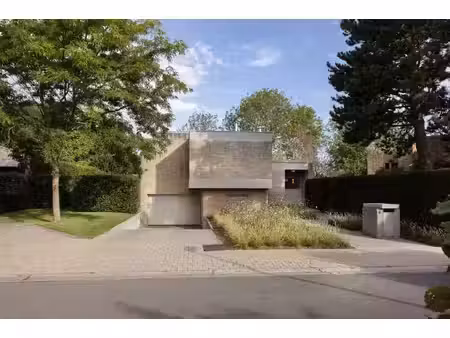 subliem gelegen  stijlvolle woning met zwembad.