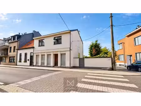 ruime hoekwoning te koop in lauwe met 5 slaapkamers  tuin en tot 3 garages